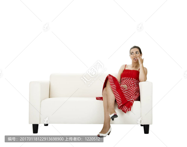 咬她自己的指甲