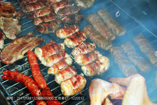 肉類在燒烤-匯圖網(wǎng) www.fosd68.com 肉類在燒烤