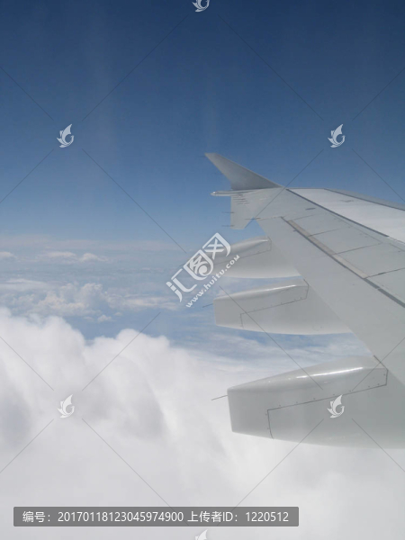 飛行中的飛機機翼