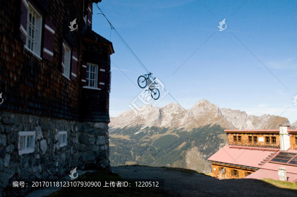 在高山小屋里的自行車