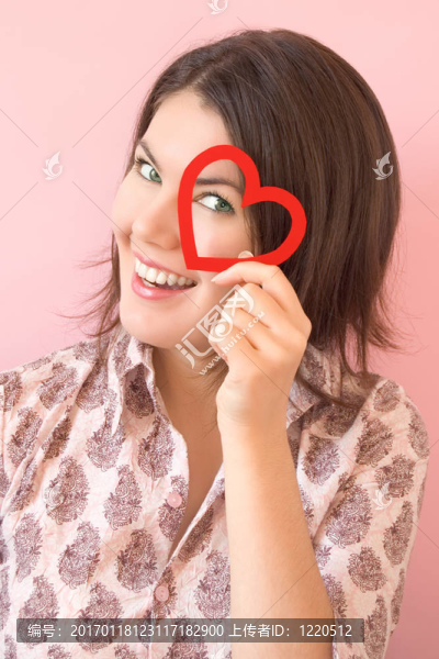 面帶微笑的女孩-匯圖網(wǎng) www.fosd68.com 面帶微笑的女孩