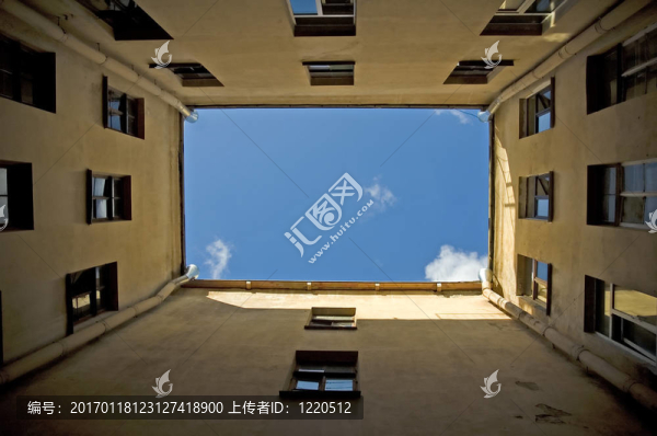 在圣彼得堡庭院