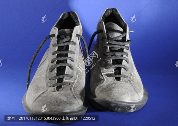 灰色的鞋