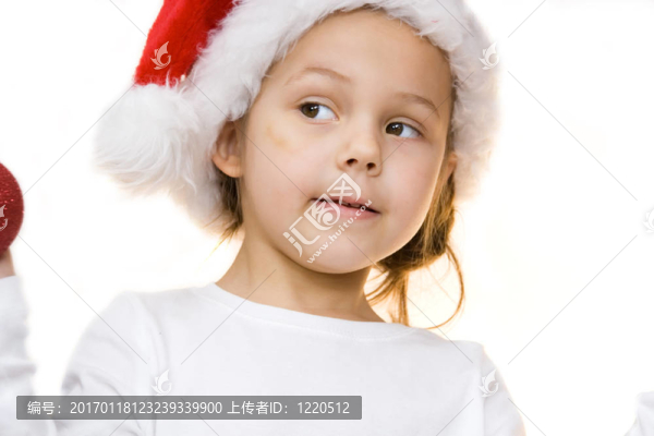 小女孩打扮得像