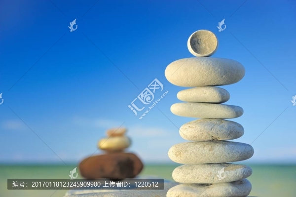 傍晚海灘上的石頭