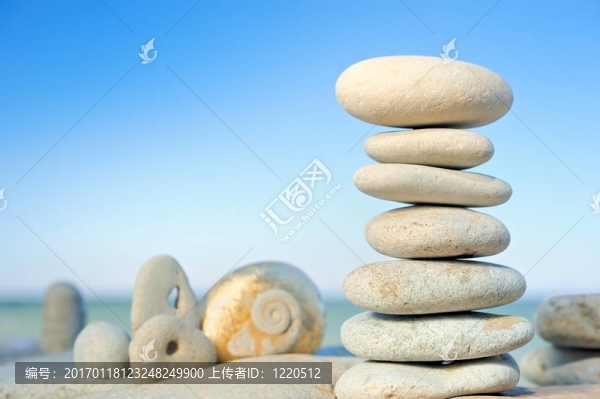 早晨在海灘上的石頭
