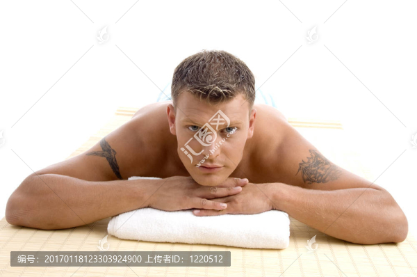 男子在一個(gè)水療中心