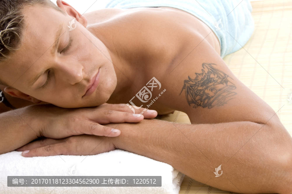 英俊男子躺在溫泉度假村