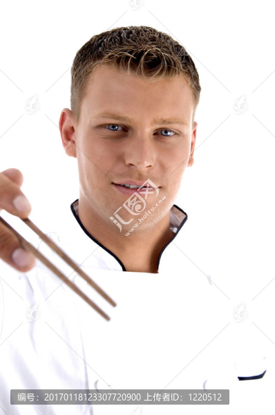英俊廚師拿著筷子