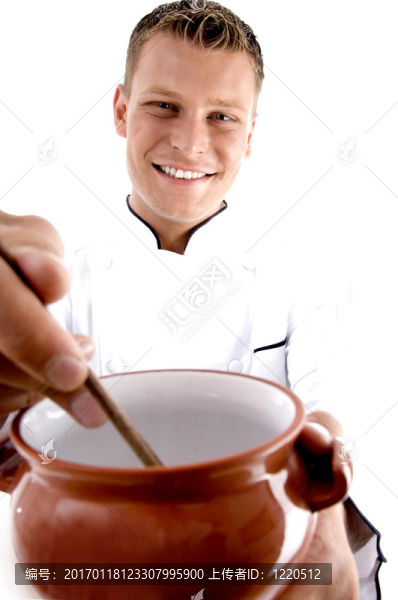 在瓷鍋中的智能廚師烹飪