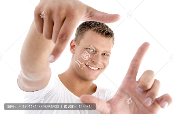 英俊的模特陷害他的臉