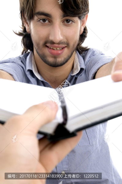 英俊的男人展示他的日記