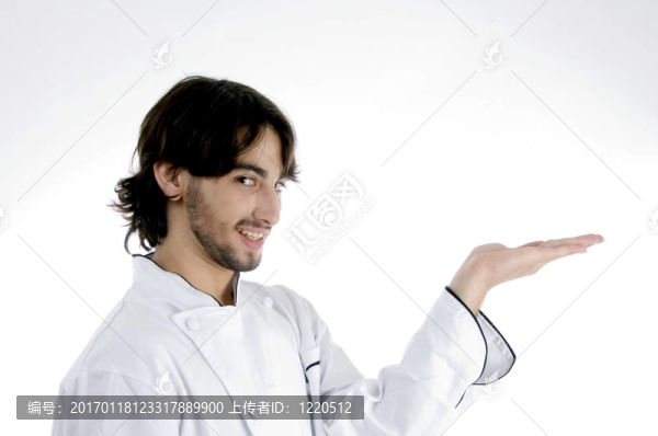 有開放式手掌的年輕廚師