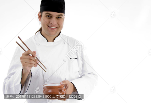 廚師展示中國(guó)菜用筷子