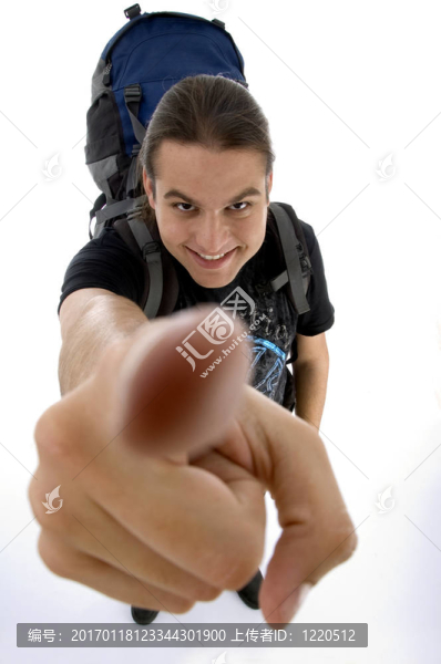 年輕旅行者手指的特寫