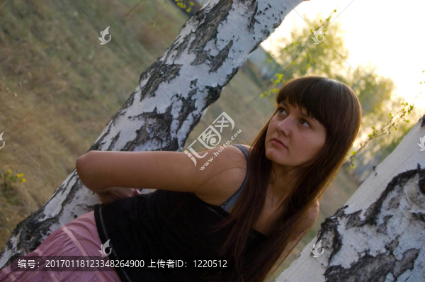 女孩留在附近的白3
