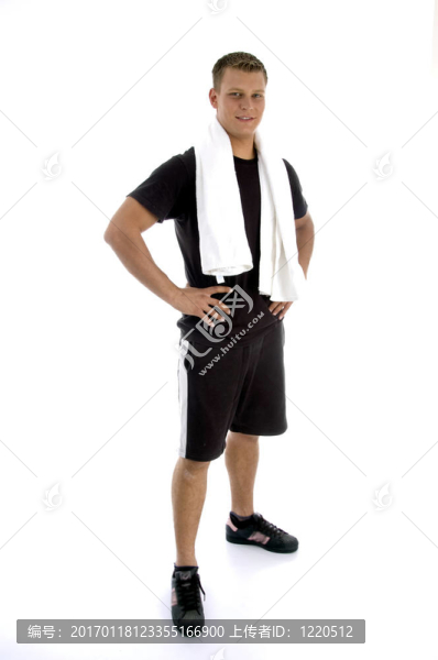 站著微笑的男人用毛巾