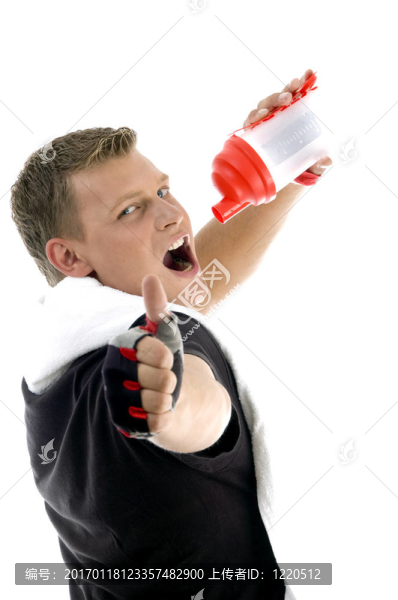 男性以茶點和祝好運