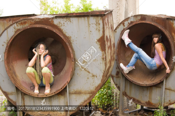 兩個(gè)女孩在圈子里