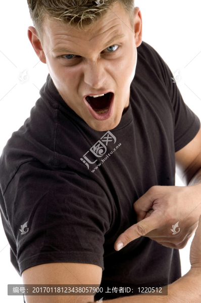 男子指著他的肌肉
