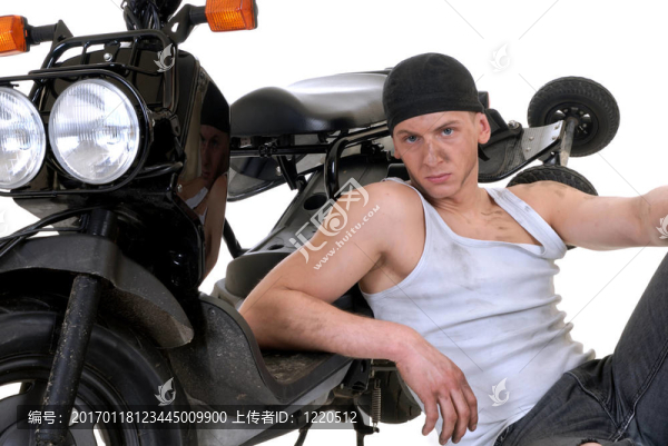 男孩和他的摩托車