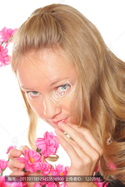 女孩和粉紅色的花