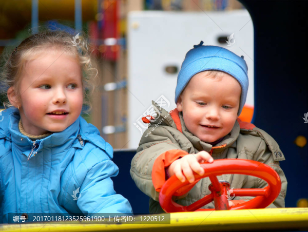 游樂場上的孩子們