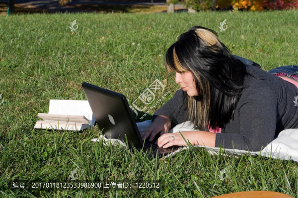 女孩使用筆記本電腦