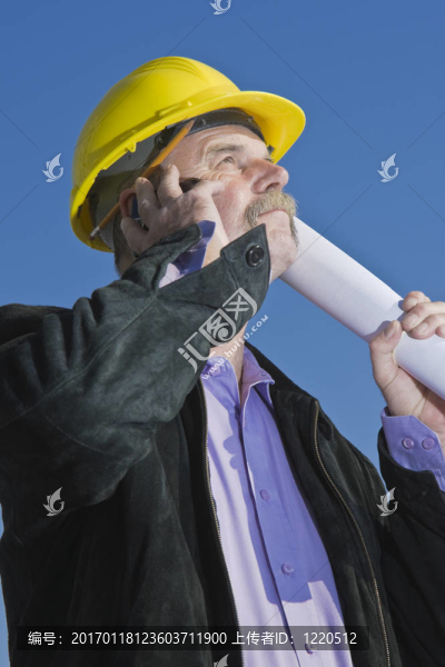 建筑師電話交談