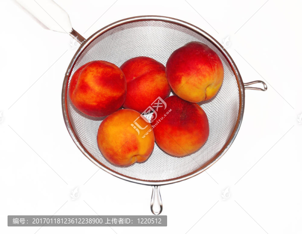 桃子在漏勺分離