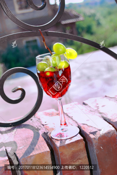 紅葡萄酒綠葡萄簇