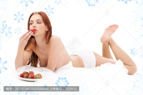 草莓在床上