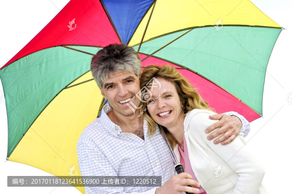 帶傘的快樂成熟的夫婦