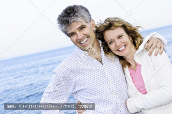 海邊的成熟的浪漫的情侶