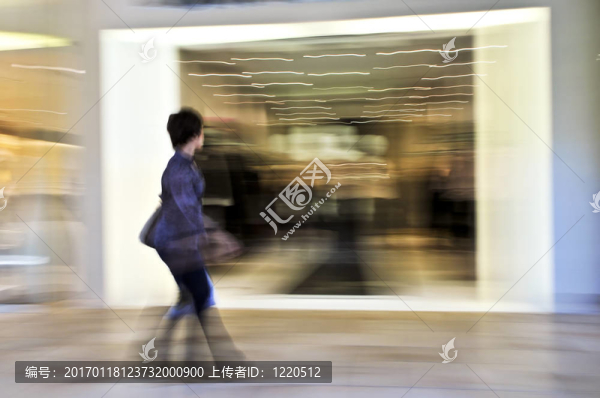 在購(gòu)物中心