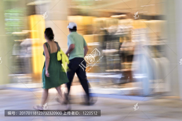 在購物中心