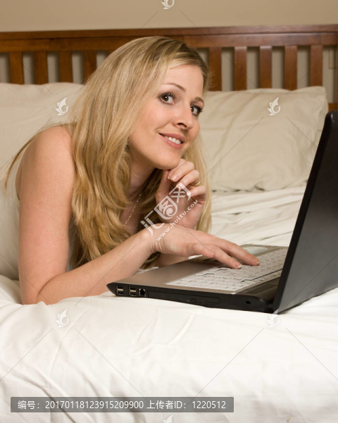 床上的電腦工作