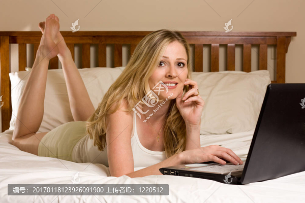 躺在床上的女人
