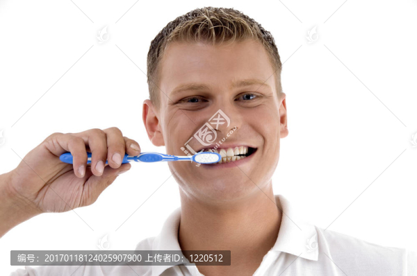 健康男性刷牙