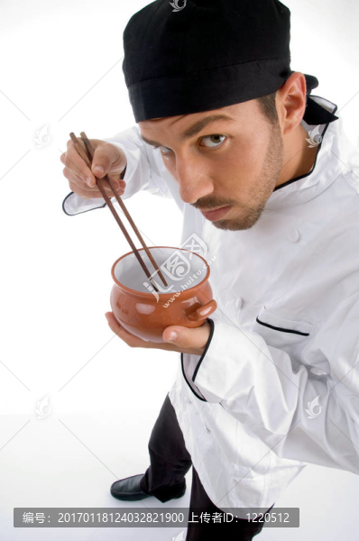 用筷子和碗的廚師