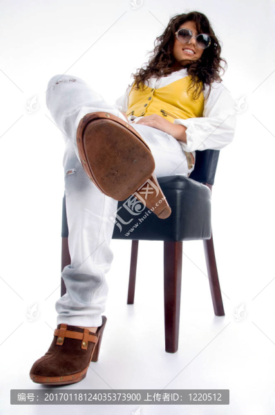 微笑的女人坐在椅子上