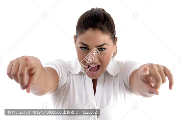 用雙手指著女人的叫喊