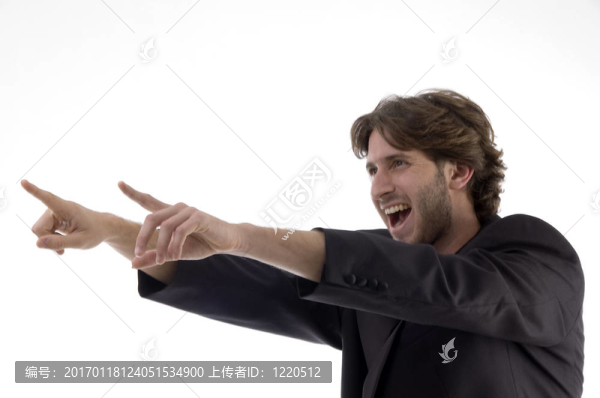 向旁邊的年輕人指著