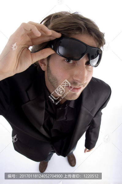 站著的人拿著太陽眼鏡