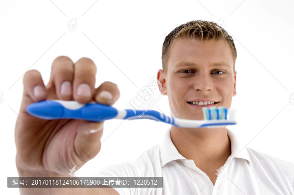 顯示他的牙刷的人