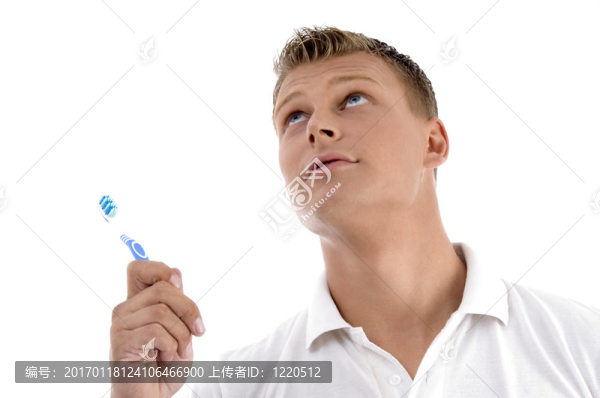 健康男性用牙刷和向上看