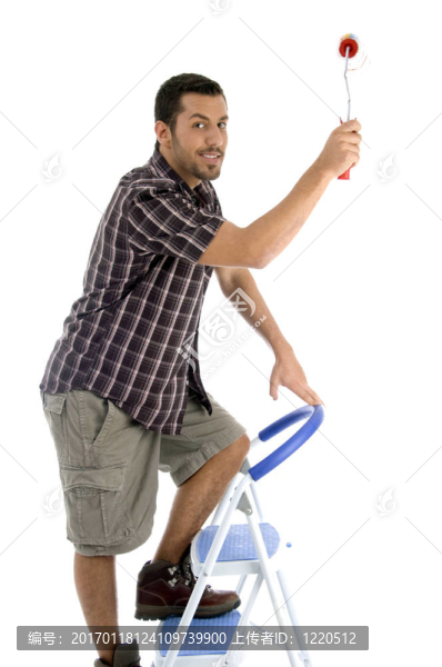 年輕人拿著畫刷