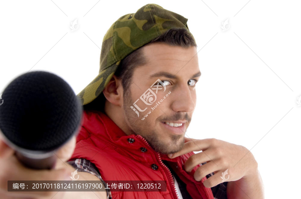 年輕的白人提供他的麥克風(fēng)