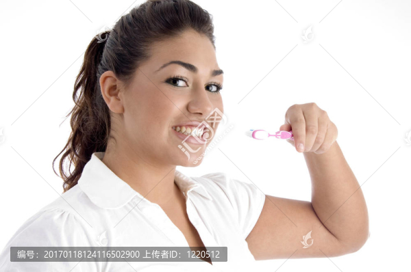 年輕女孩清潔她的牙齒