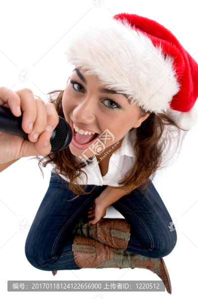 鳥瞰年輕漂亮戴圣誕帽和唱歌